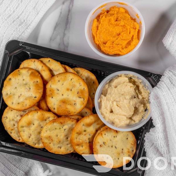Hummus & Crackers